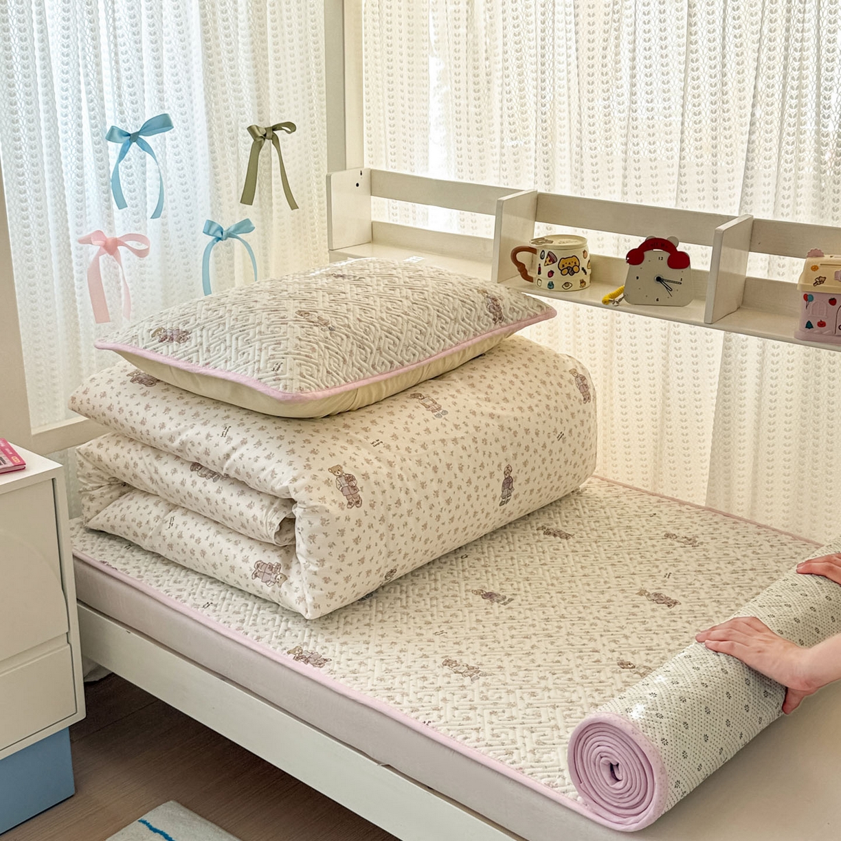 91家纺网 家纺一手货源 找家纺 简宜家居（朝初家纺） 2025新款全棉纯棉夹棉床盖学生宿舍上下铺三件套 花丛中的熊-夹棉款