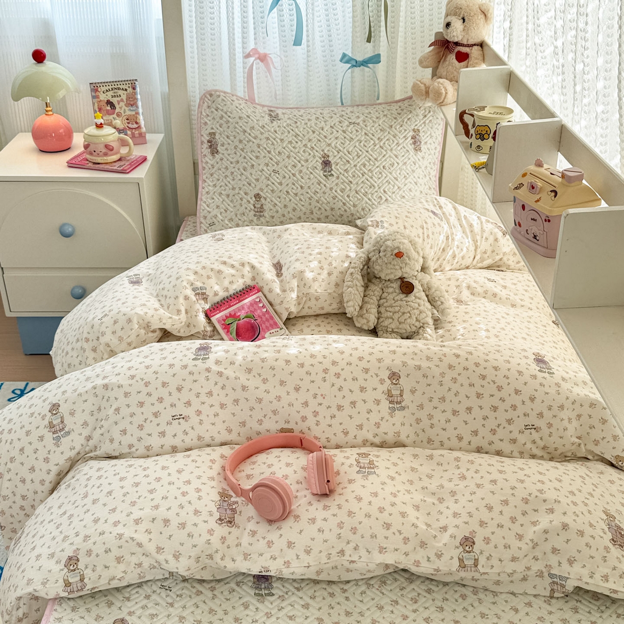 91家纺网 家纺一手货源 找家纺 简宜家居（朝初家纺） 2025新款全棉纯棉夹棉床盖学生宿舍上下铺三件套 花丛中的熊-夹棉款