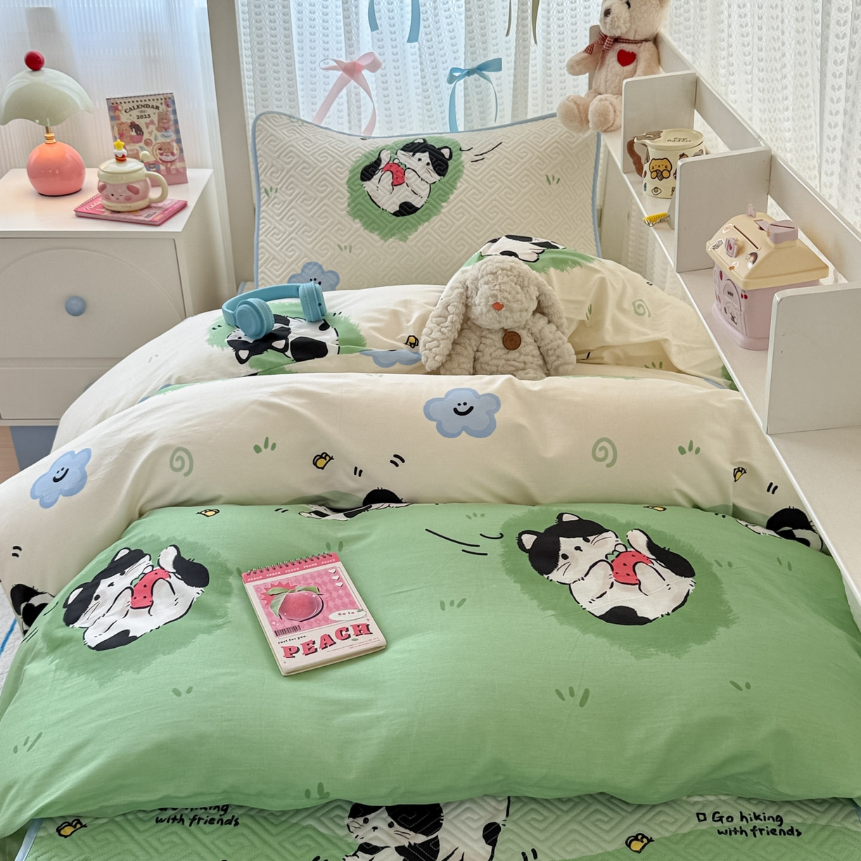 91家纺网 家纺一手货源 找家纺 简宜家居（朝初家纺） 2025新款全棉纯棉夹棉床盖学生宿舍上下铺三件套 草莓喵-夹棉款