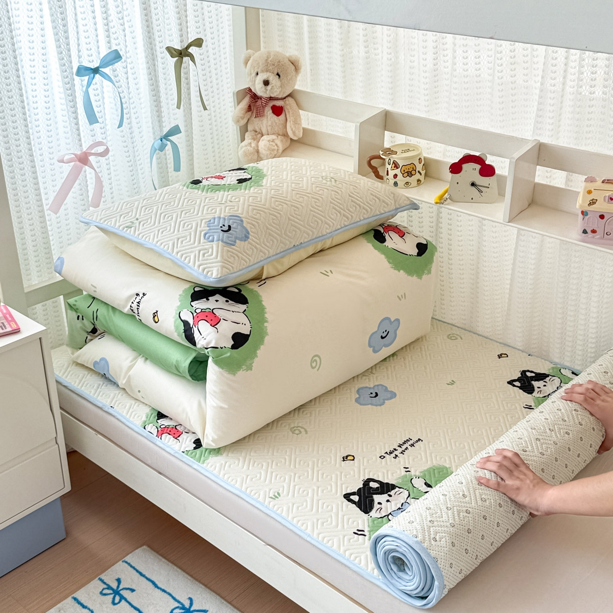 91家纺网 家纺一手货源 找家纺 简宜家居（朝初家纺） 2025新款全棉纯棉夹棉床盖学生宿舍上下铺三件套 草莓喵-夹棉款