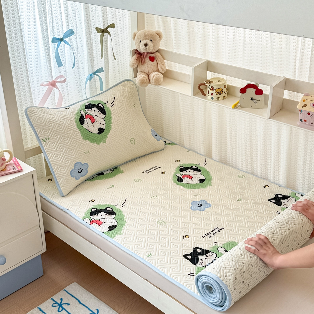 91家纺网 家纺一手货源 找家纺 简宜家居（朝初家纺） 2025新款全棉纯棉夹棉床盖学生宿舍上下铺三件套 草莓喵-夹棉款