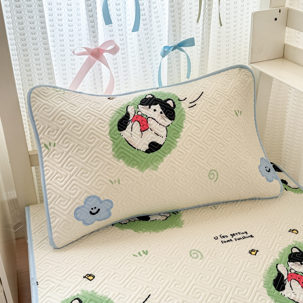 91家纺网 家纺一手货源 找家纺 简宜家居（朝初家纺） 2025新款全棉纯棉夹棉床盖学生宿舍上下铺三件套 草莓喵-夹棉款