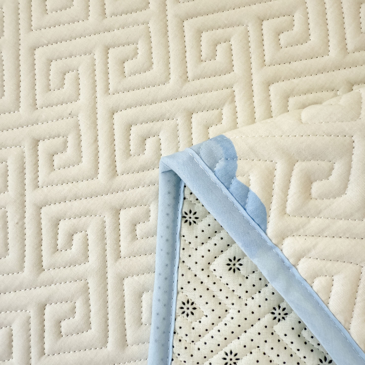 91家纺网 家纺一手货源 找家纺 简宜家居（朝初家纺） 2025新款全棉纯棉夹棉床盖学生宿舍上下铺三件套 草莓喵-夹棉款