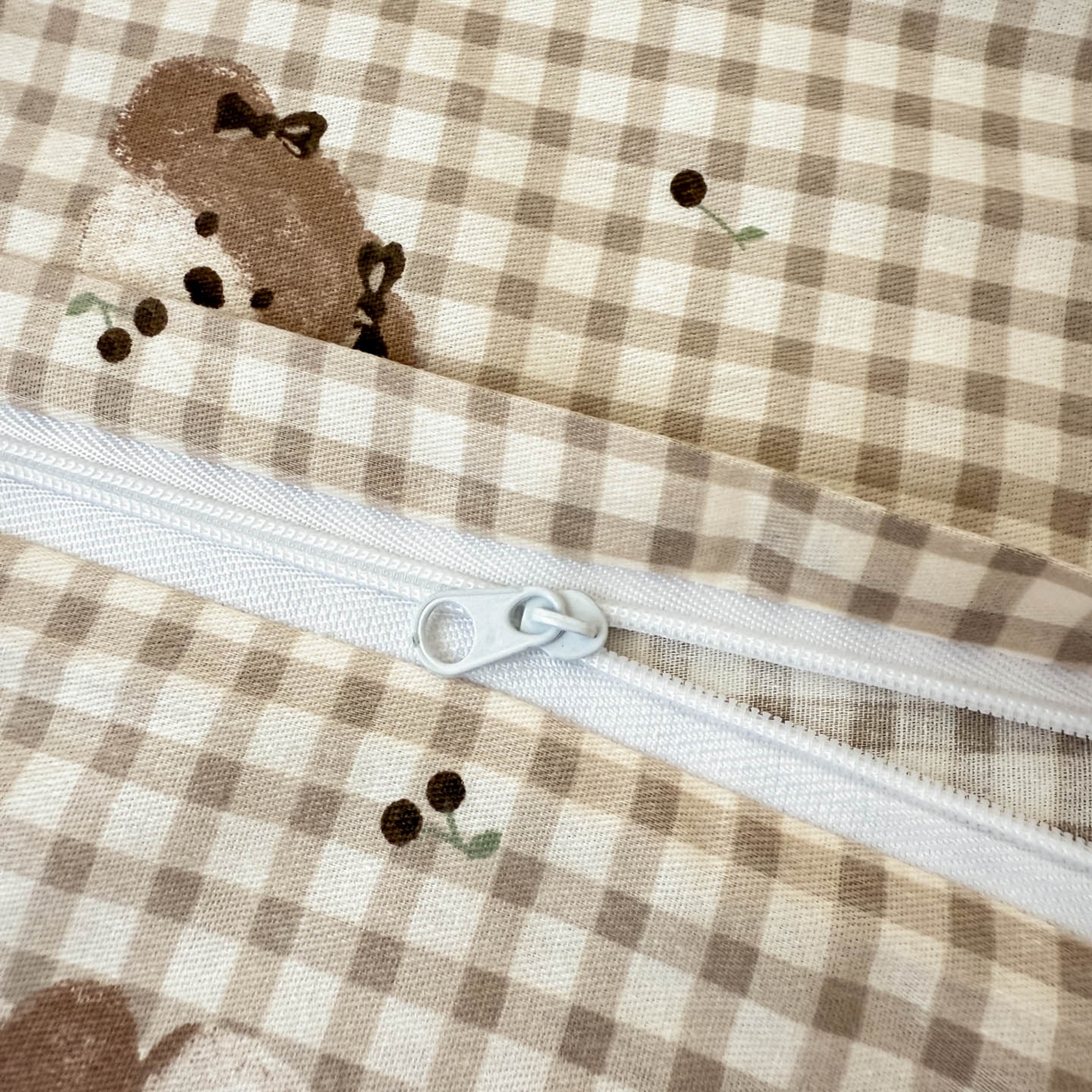 91家纺网 家纺一手货源 找家纺 简宜家居（朝初家纺） 2025新款全棉纯棉夹棉床盖学生宿舍上下铺三件套 格纹崽崽-夹棉款