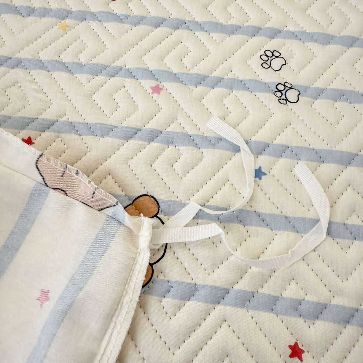 91家纺网 家纺一手货源 找家纺 简宜家居（朝初家纺） 2025新款全棉纯棉夹棉床盖学生宿舍上下铺三件套 小狗条纹-夹棉款