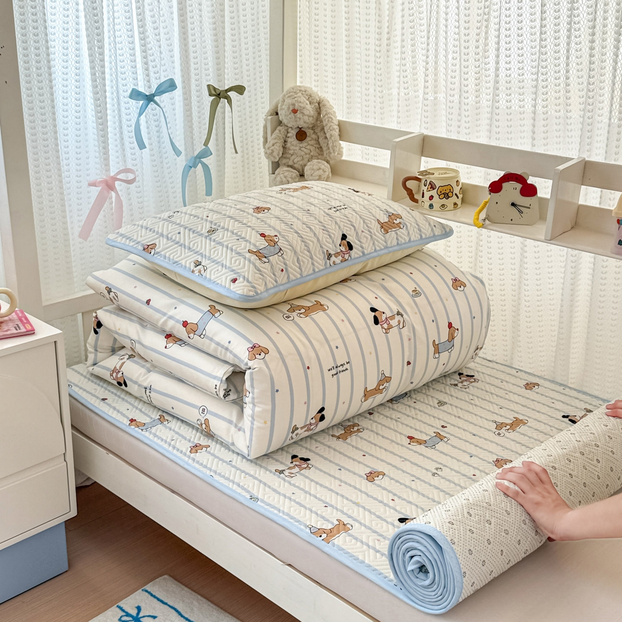 91家纺网 家纺一手货源 找家纺 简宜家居（朝初家纺） 2025新款全棉纯棉夹棉床盖学生宿舍上下铺三件套 小狗条纹-夹棉款