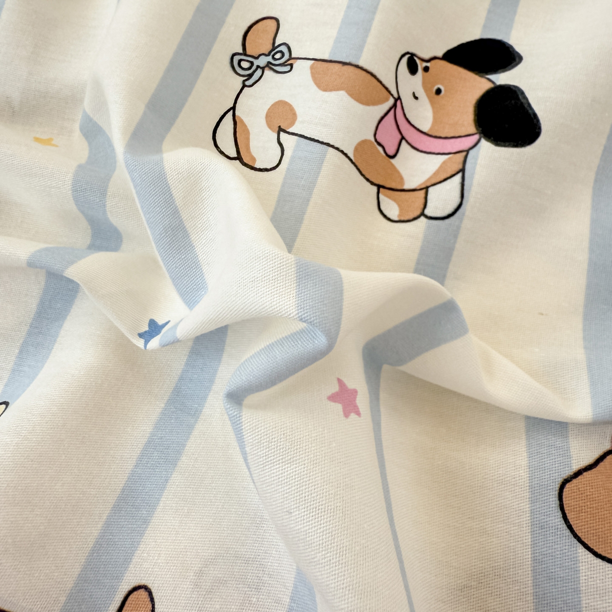 91家纺网 家纺一手货源 找家纺 简宜家居（朝初家纺） 2025新款全棉纯棉夹棉床盖学生宿舍上下铺三件套 小狗条纹-夹棉款