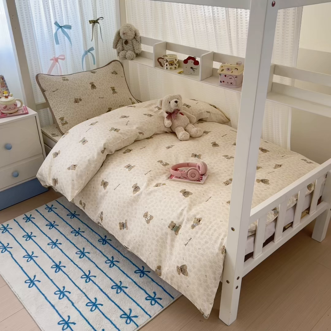 91家纺网 家纺一手货源 找家纺 简宜家居（朝初家纺） 2025新款全棉纯棉夹棉床盖学生宿舍上下铺三件套 碎花小熊-夹棉款