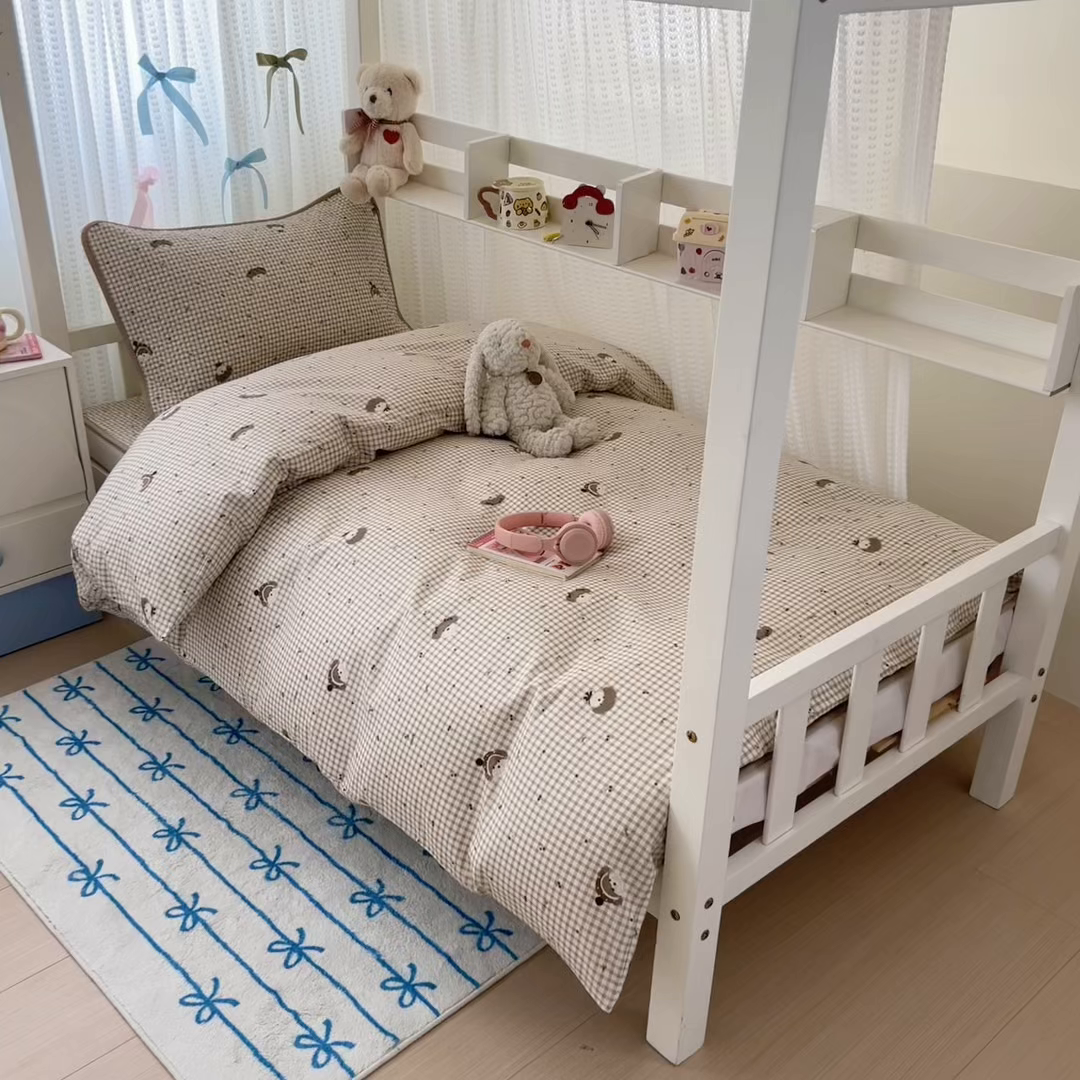 91家纺网 家纺一手货源 找家纺 简宜家居（朝初家纺） 2025新款全棉纯棉夹棉床盖学生宿舍上下铺三件套 格纹崽崽-夹棉款