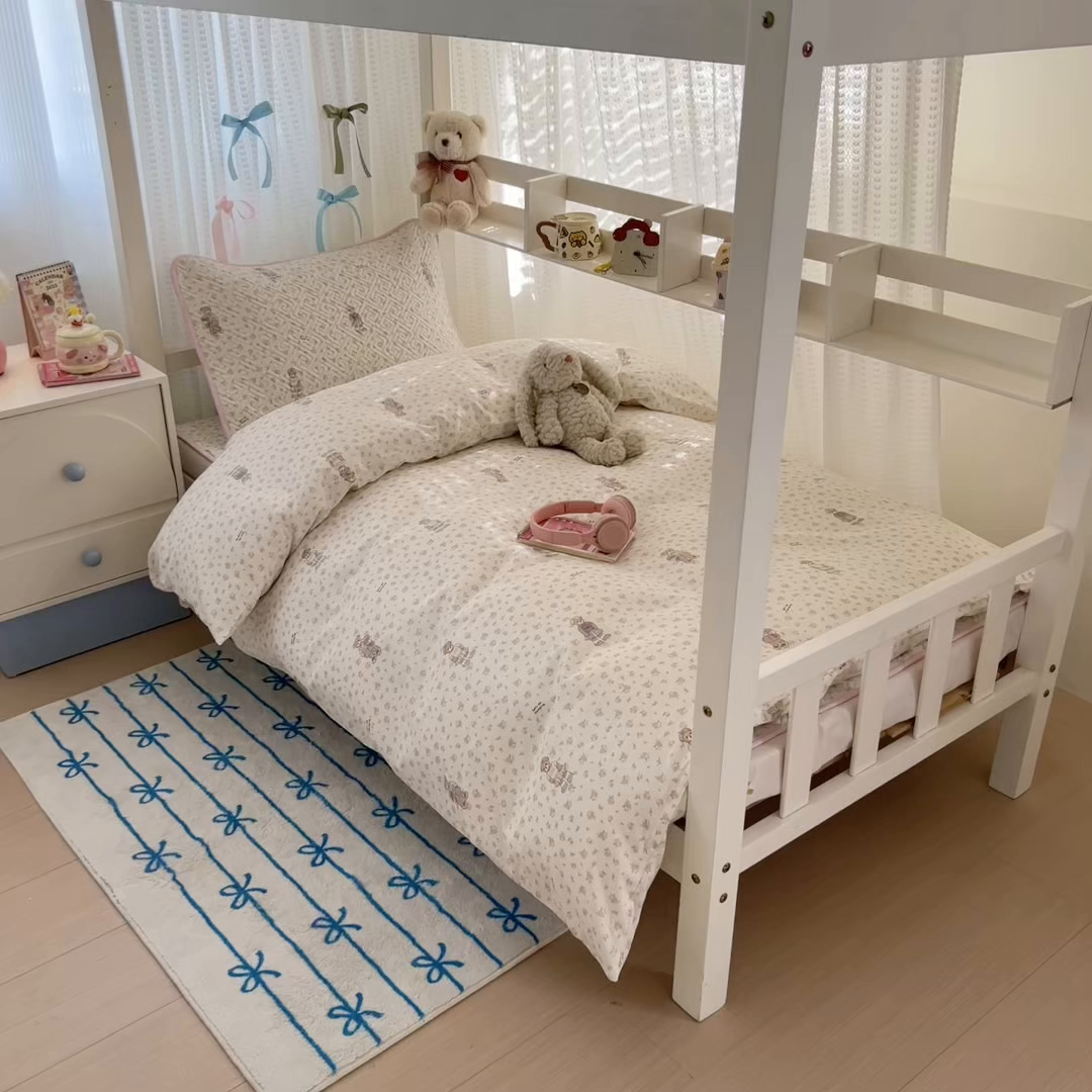 91家纺网 家纺一手货源 找家纺 简宜家居（朝初家纺） 2025新款全棉纯棉夹棉床盖学生宿舍上下铺三件套 花丛中的熊-夹棉款