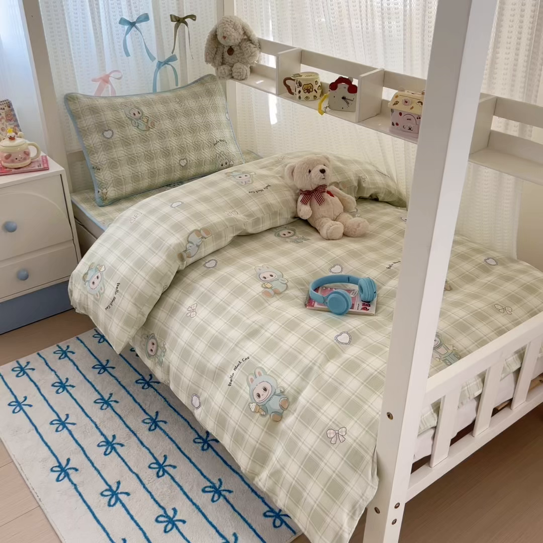 91家纺网 家纺一手货源 找家纺 简宜家居（朝初家纺） 2025新款全棉纯棉夹棉床盖学生宿舍上下铺三件套 绿格童趣-夹棉款