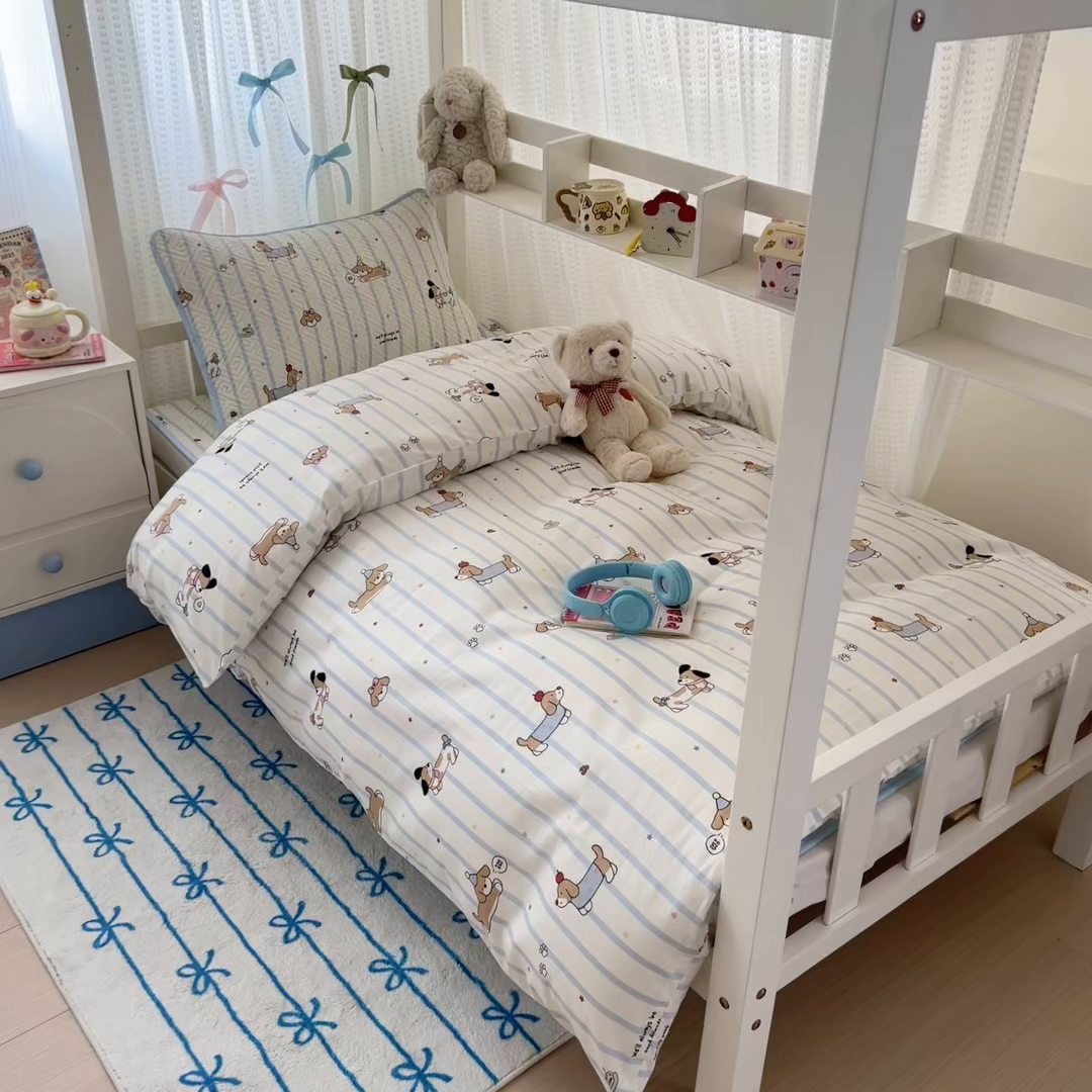 91家纺网 家纺一手货源 找家纺 简宜家居（朝初家纺） 2025新款全棉纯棉夹棉床盖学生宿舍上下铺三件套 小狗条纹-夹棉款