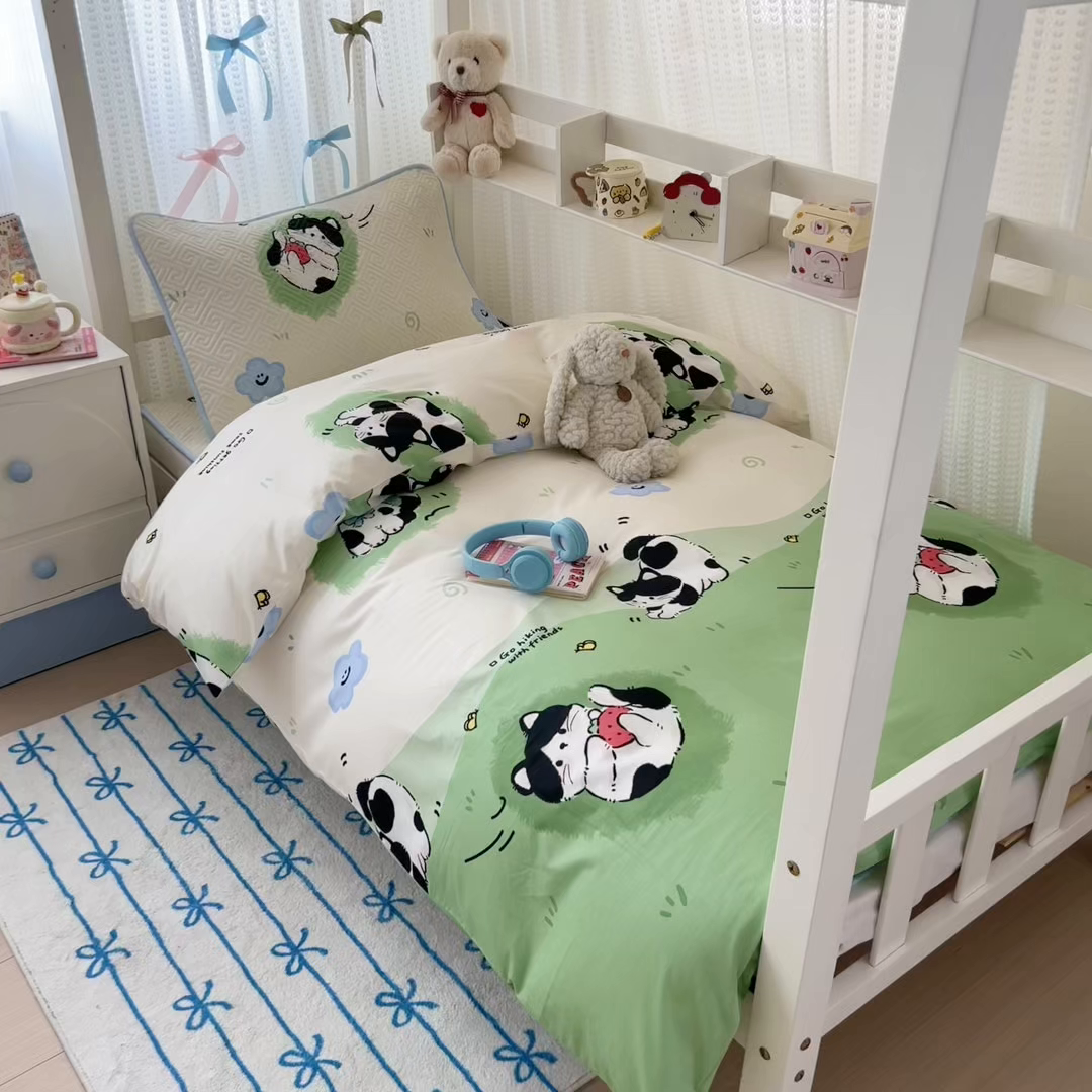 91家纺网 家纺一手货源 找家纺 简宜家居（朝初家纺） 2025新款全棉纯棉夹棉床盖学生宿舍上下铺三件套 草莓喵-夹棉款