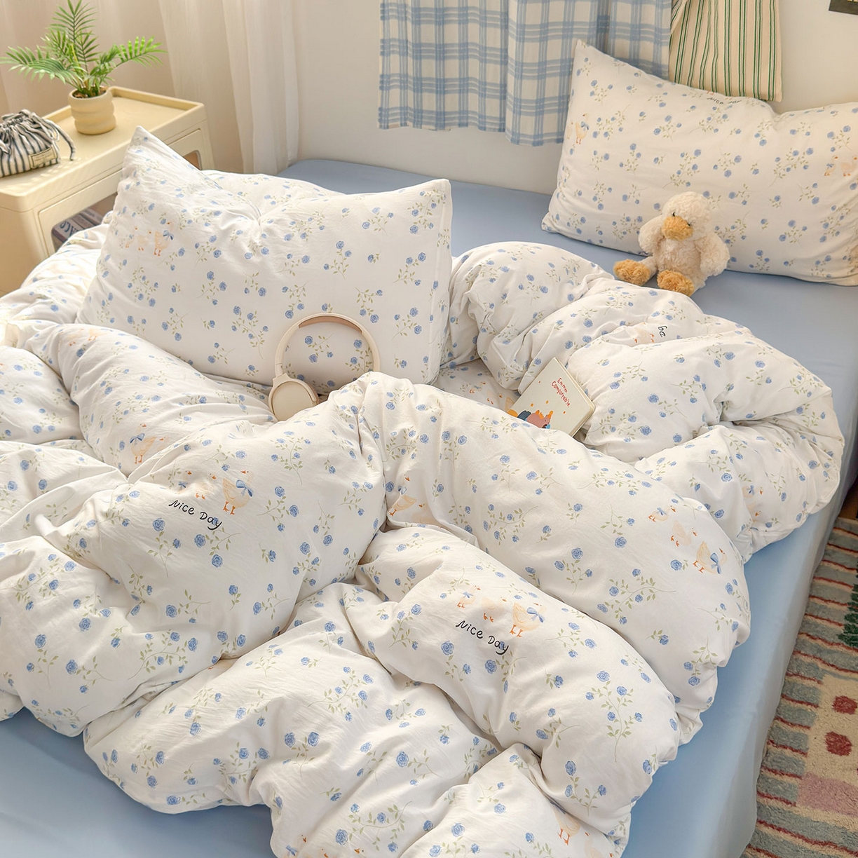 91家纺网 家纺一手货源 找家纺 罗亿家纺 2025新款软绵绵的双拼印花小清新水洗云朵棉四件套(第二批) 开心一家鸭