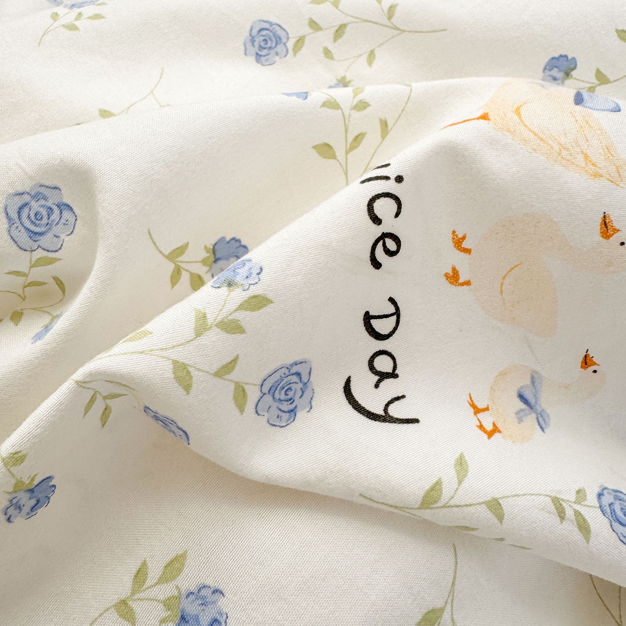 91家纺网 家纺一手货源 找家纺 罗亿家纺 2025新款软绵绵的双拼印花小清新水洗云朵棉四件套(第二批) 开心一家鸭