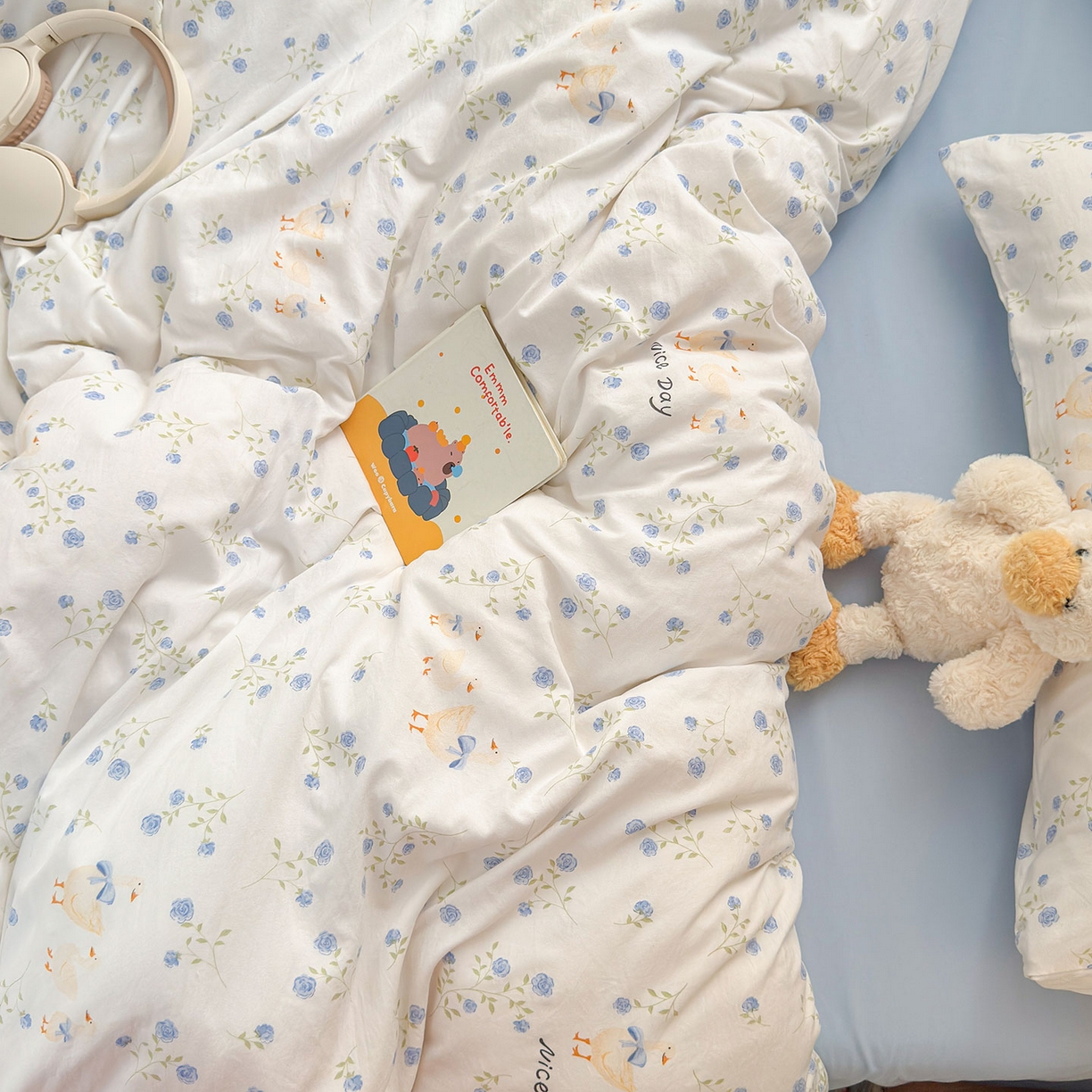 91家纺网 家纺一手货源 找家纺 罗亿家纺 2025新款软绵绵的双拼印花小清新水洗云朵棉四件套(第二批) 开心一家鸭