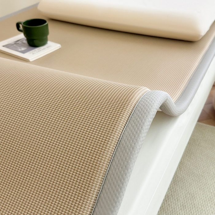 91家纺网 家纺一手货源 找家纺 卡罗兰 2025新款碳光冰丝按摩学生床垫床褥 双面 四季通用 咖啡