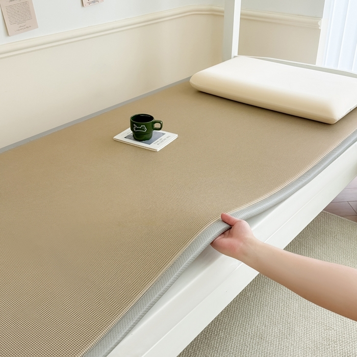 91家纺网 家纺一手货源 找家纺 卡罗兰 2025新款碳光冰丝按摩学生床垫床褥 双面 四季通用 咖啡