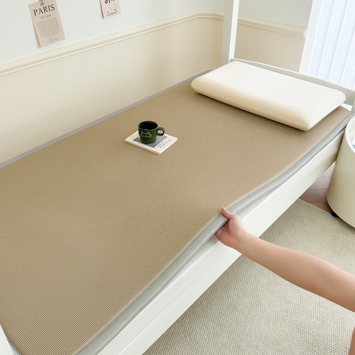 91家纺网 家纺一手货源 找家纺 卡罗兰 2025新款碳光冰丝按摩学生床垫床褥 双面 四季通用 咖啡