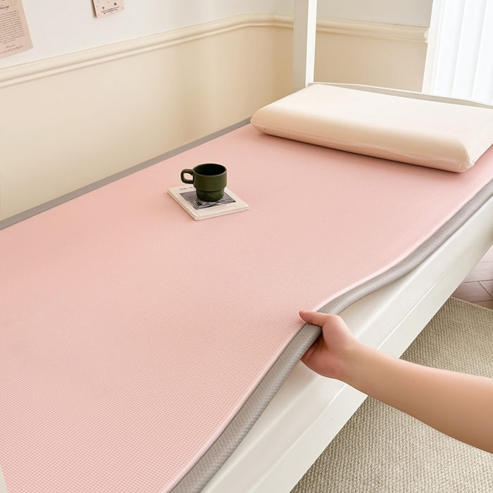 91家纺网 家纺一手货源 找家纺 卡罗兰 2025新款碳光冰丝按摩学生床垫床褥 双面 四季通用 嫩粉