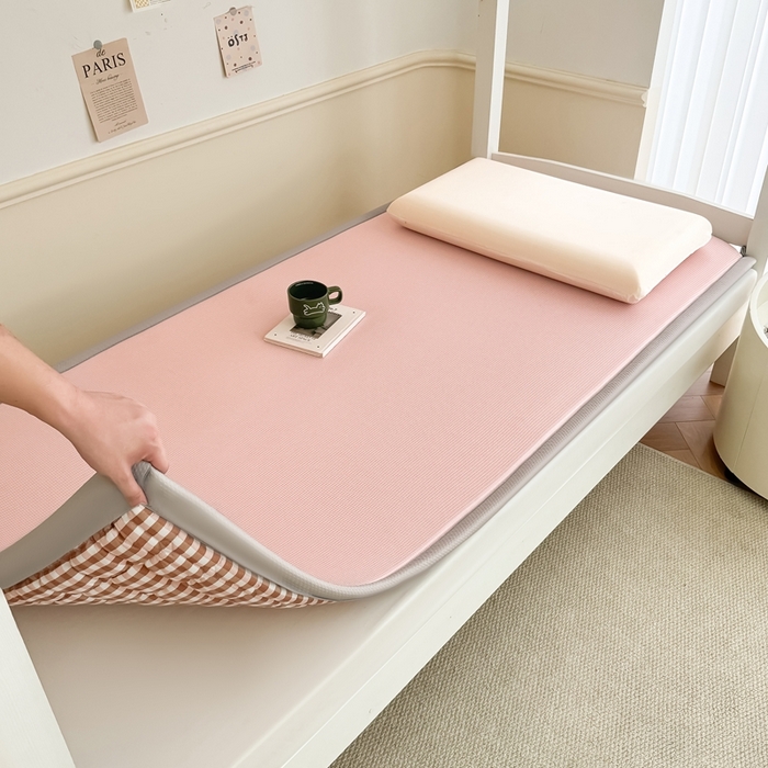 91家纺网 家纺一手货源 找家纺 卡罗兰 2025新款碳光冰丝按摩学生床垫床褥 双面 四季通用 嫩粉