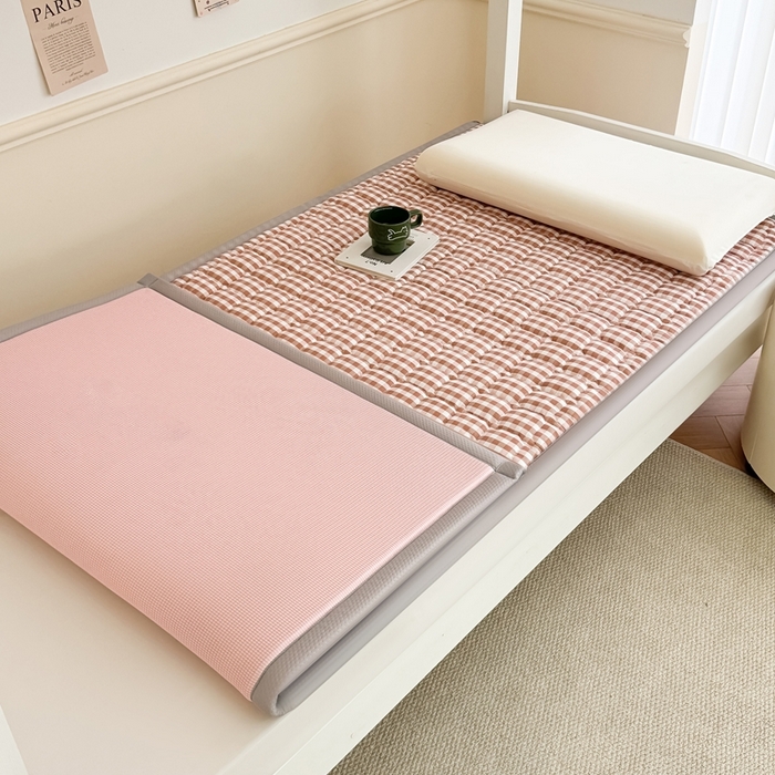 91家纺网 家纺一手货源 找家纺 卡罗兰 2025新款碳光冰丝按摩学生床垫床褥 双面 四季通用 嫩粉