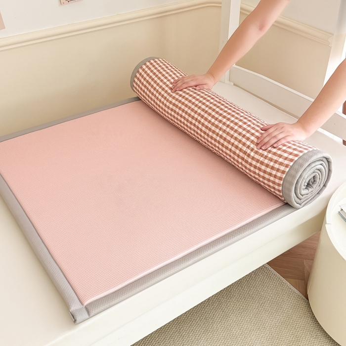 91家纺网 家纺一手货源 找家纺 卡罗兰 2025新款碳光冰丝按摩学生床垫床褥 双面 四季通用 嫩粉