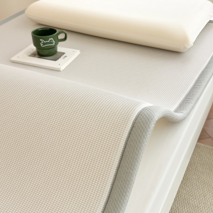 91家纺网 家纺一手货源 找家纺 卡罗兰 2025新款碳光冰丝按摩学生床垫床褥 双面 四季通用 浅粉