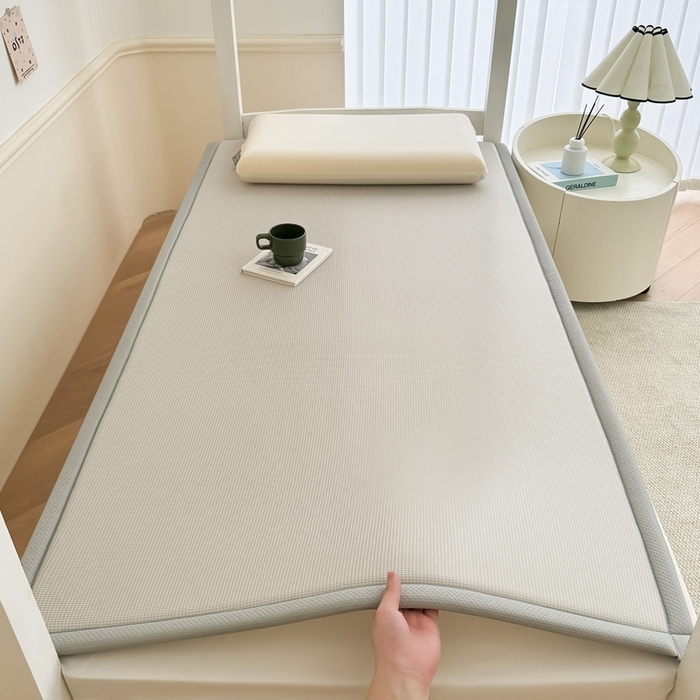 91家纺网 家纺一手货源 找家纺 卡罗兰 2025新款碳光冰丝按摩学生床垫床褥 双面 四季通用 浅粉