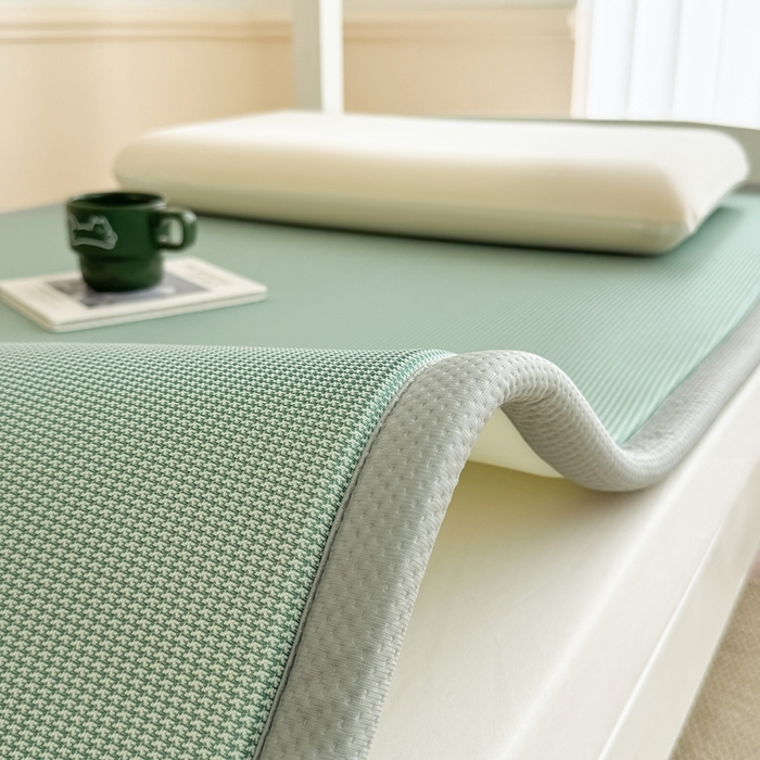 91家纺网 家纺一手货源 找家纺 卡罗兰 2025新款碳光冰丝按摩学生床垫床褥 双面 四季通用 水绿