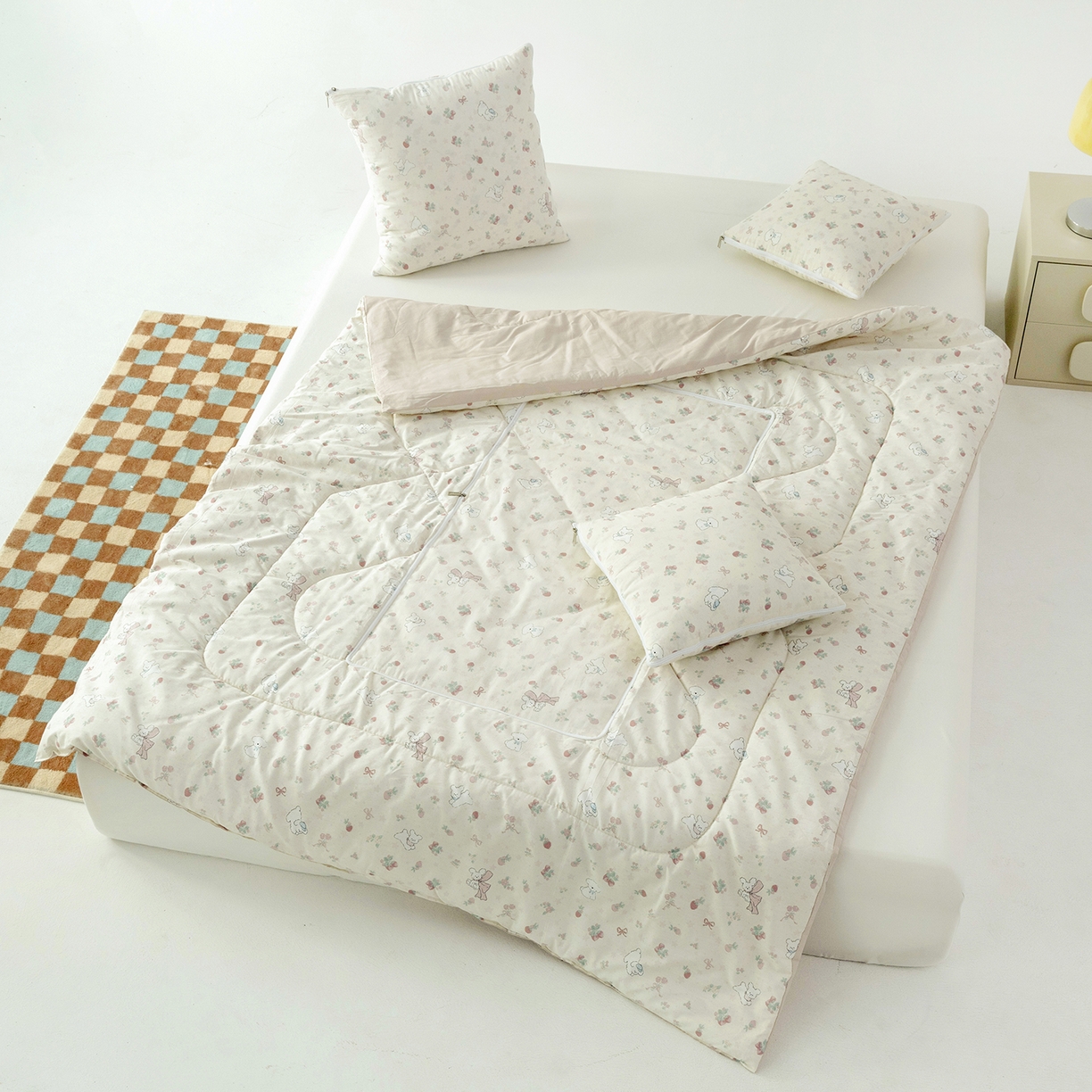 91家纺网 家纺一手货源 找家纺 番茄+ 2025新款13370全棉印花卡通抱枕被 草莓狗