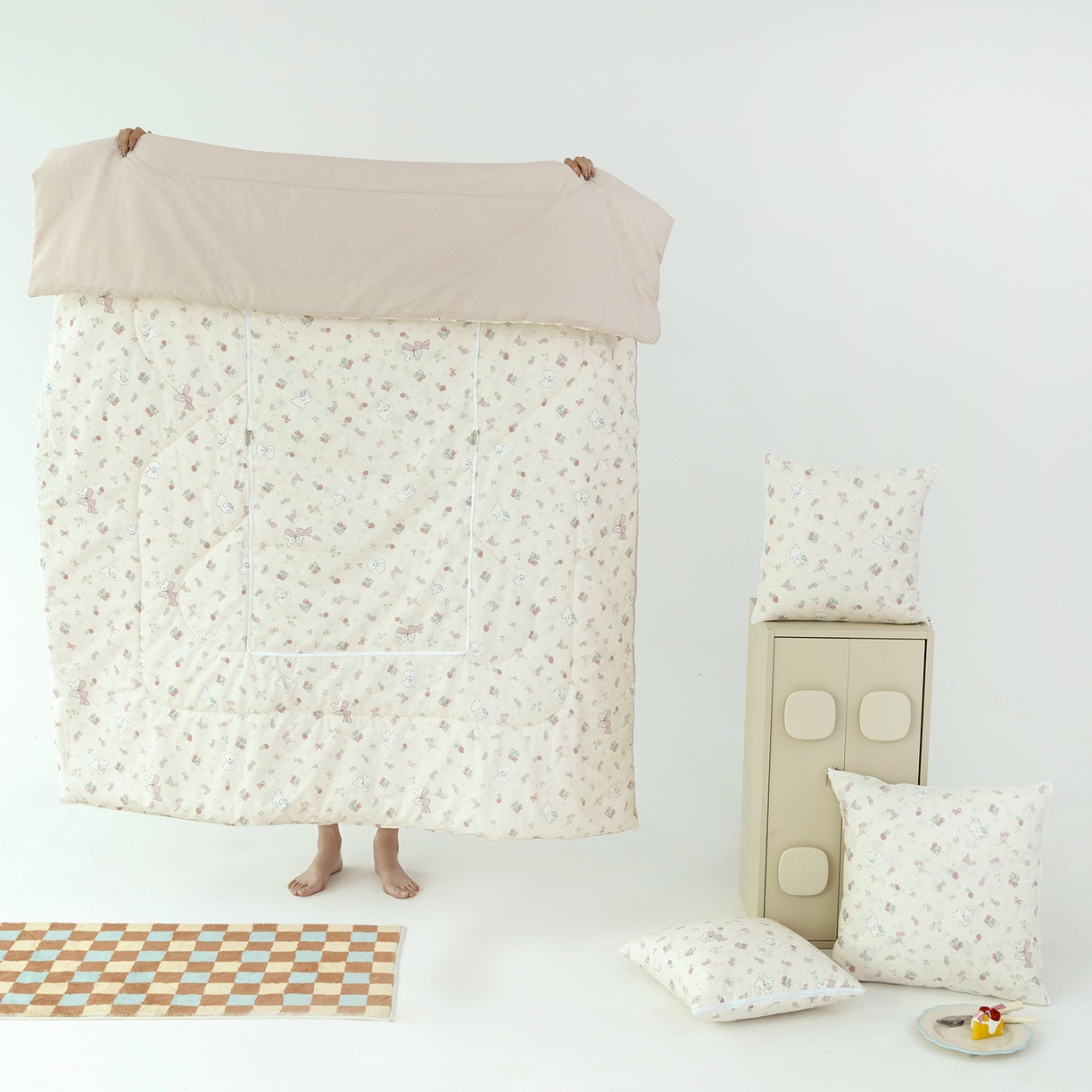 91家纺网 家纺一手货源 找家纺 番茄+ 2025新款13370全棉印花卡通抱枕被 草莓狗