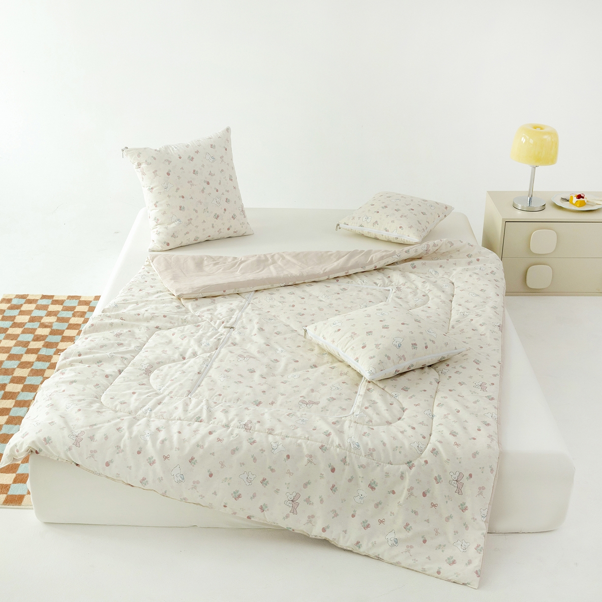 91家纺网 家纺一手货源 找家纺 番茄+ 2025新款13370全棉印花卡通抱枕被 草莓狗