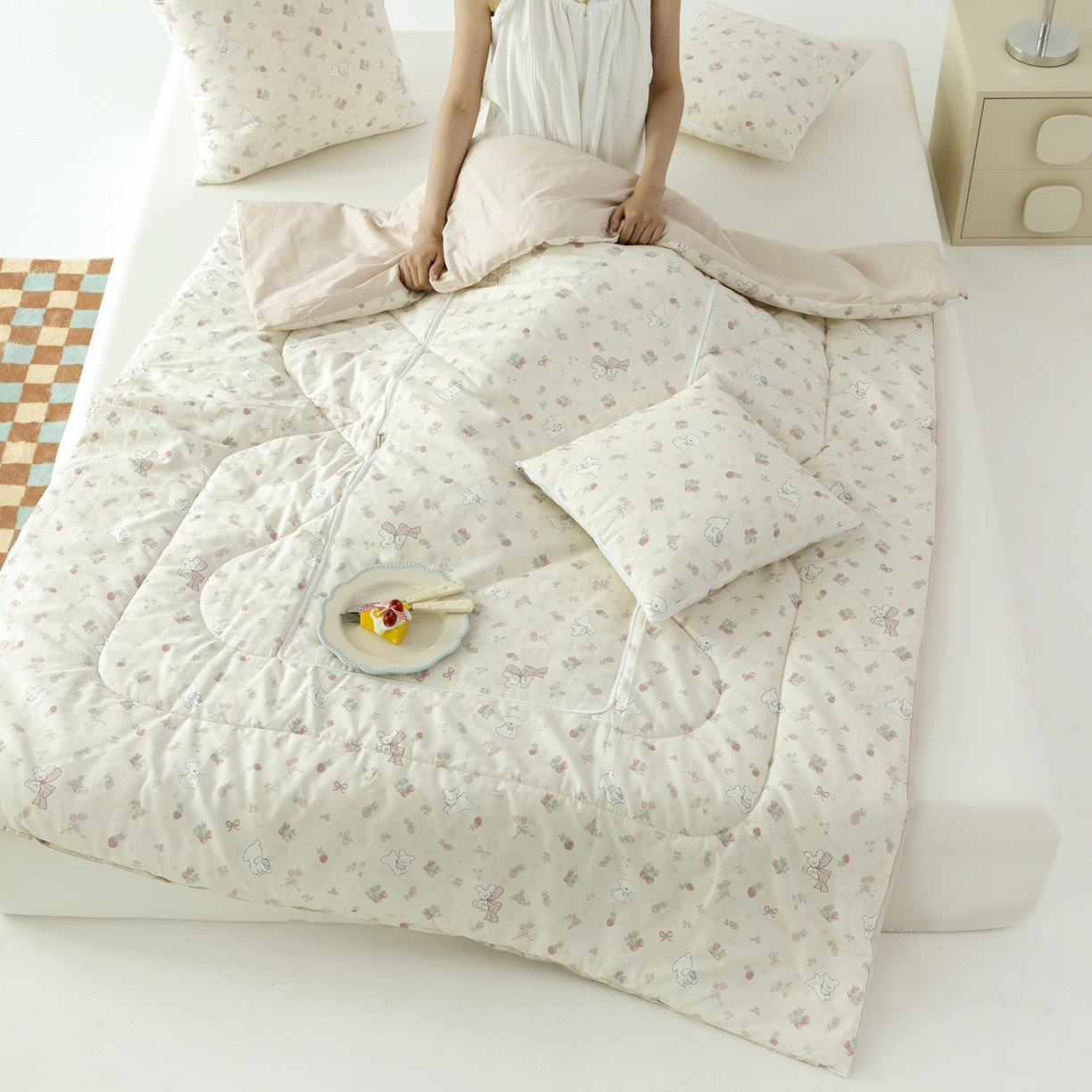 91家纺网 家纺一手货源 找家纺 番茄+ 2025新款13370全棉印花卡通抱枕被 草莓狗