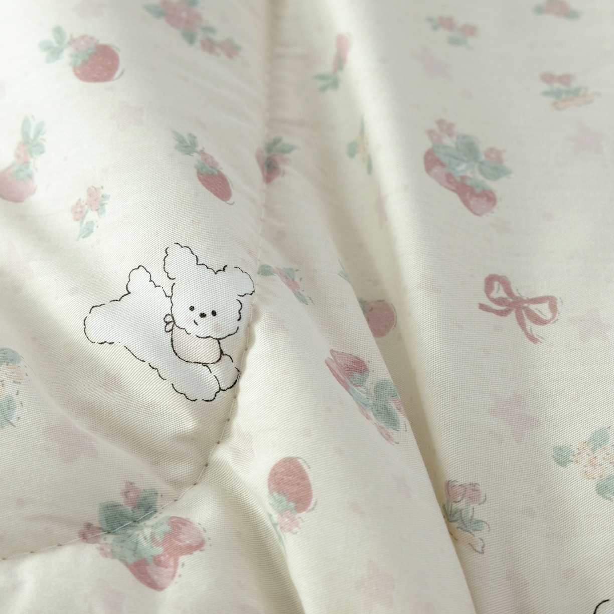 91家纺网 家纺一手货源 找家纺 番茄+ 2025新款13370全棉印花卡通抱枕被 草莓狗