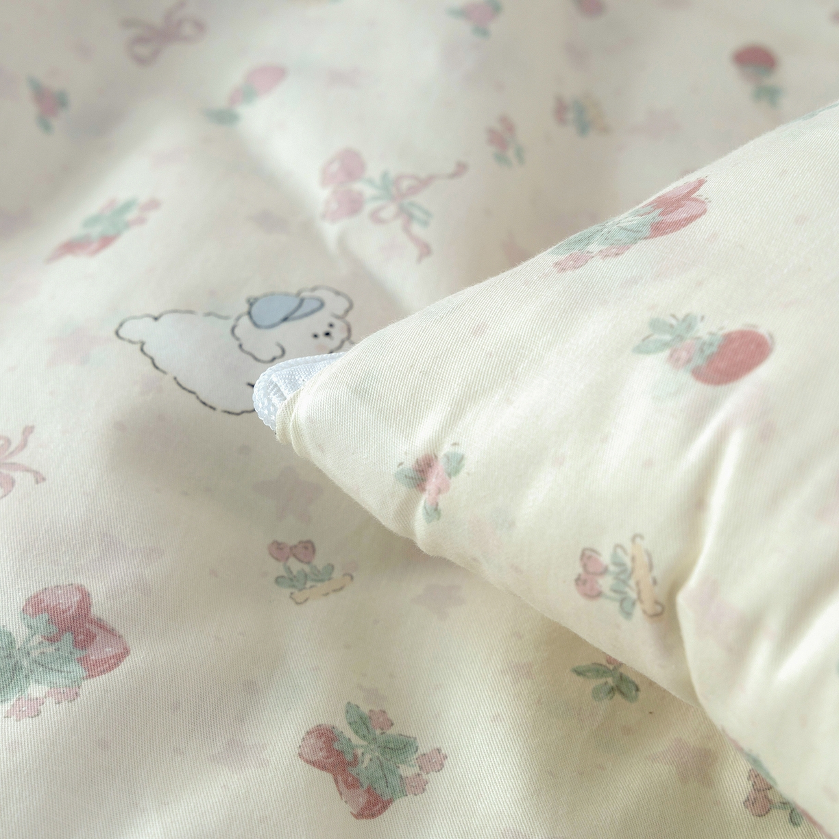 91家纺网 家纺一手货源 找家纺 番茄+ 2025新款13370全棉印花卡通抱枕被 草莓狗