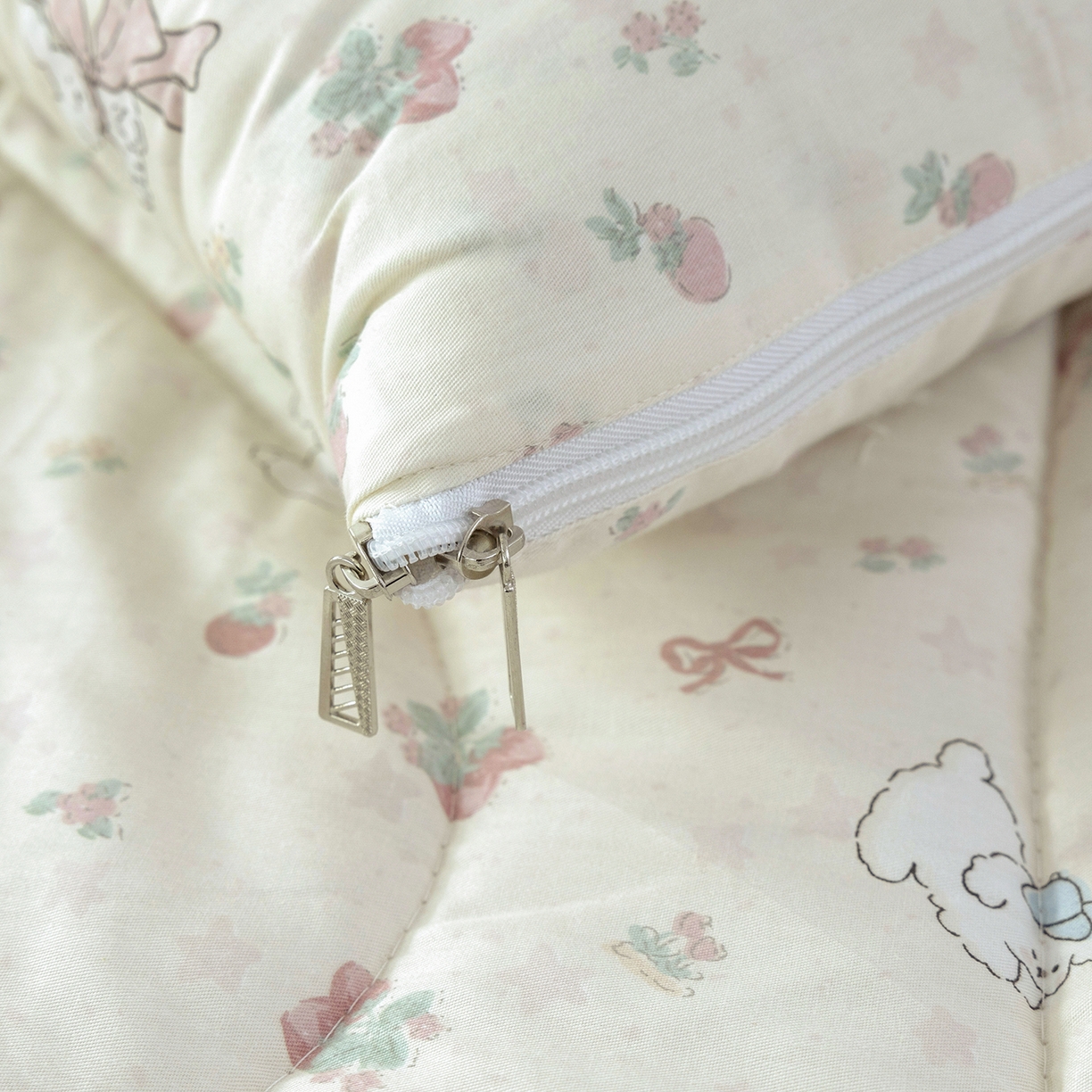 91家纺网 家纺一手货源 找家纺 番茄+ 2025新款13370全棉印花卡通抱枕被 草莓狗