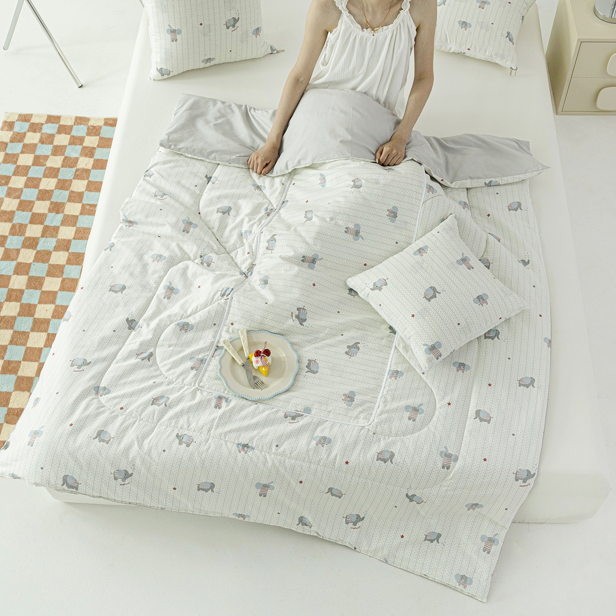 91家纺网 家纺一手货源 找家纺 番茄+ 2025新款13370全棉印花卡通抱枕被 条纹小象