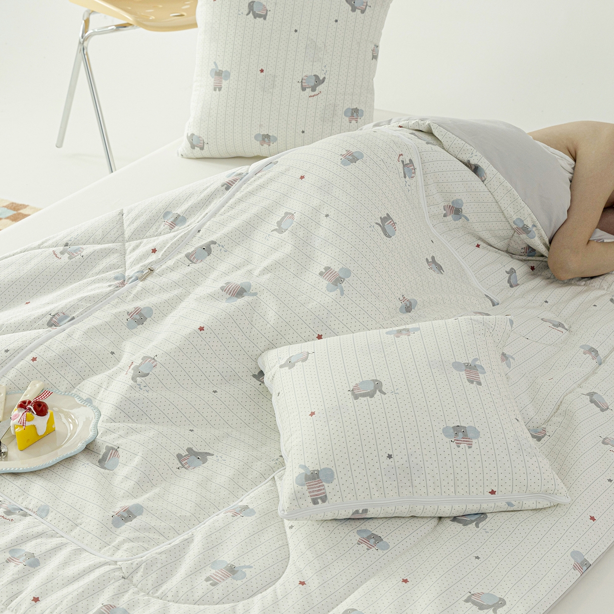 91家纺网 家纺一手货源 找家纺 番茄+ 2025新款13370全棉印花卡通抱枕被 条纹小象