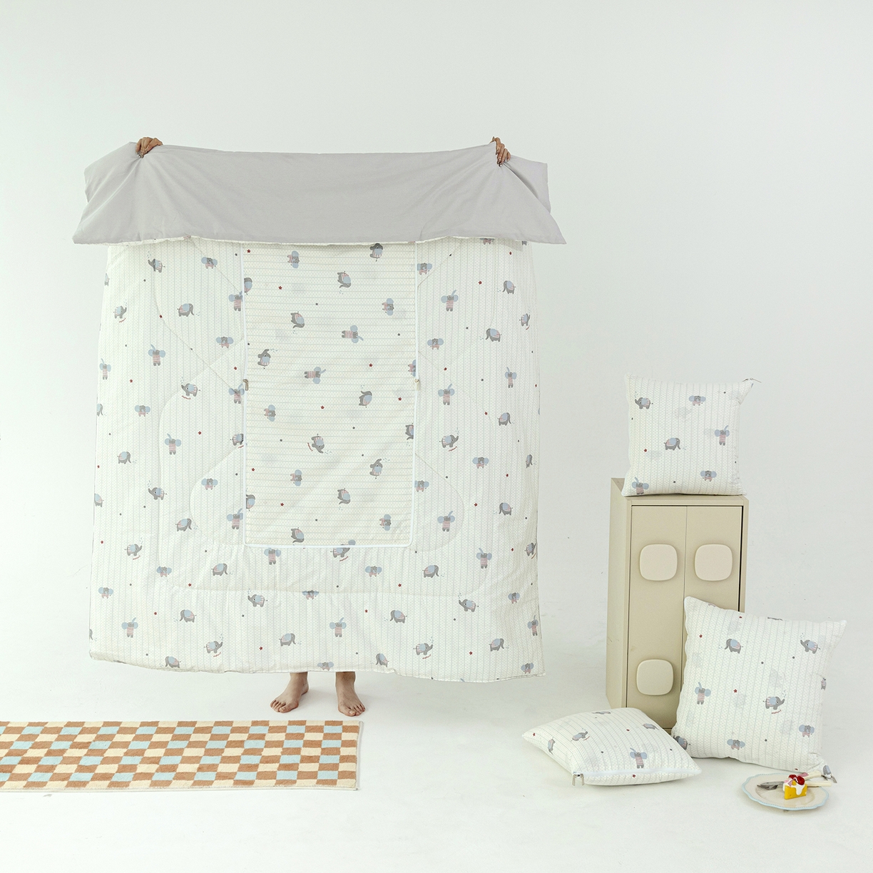 91家纺网 家纺一手货源 找家纺 番茄+ 2025新款13370全棉印花卡通抱枕被 条纹小象