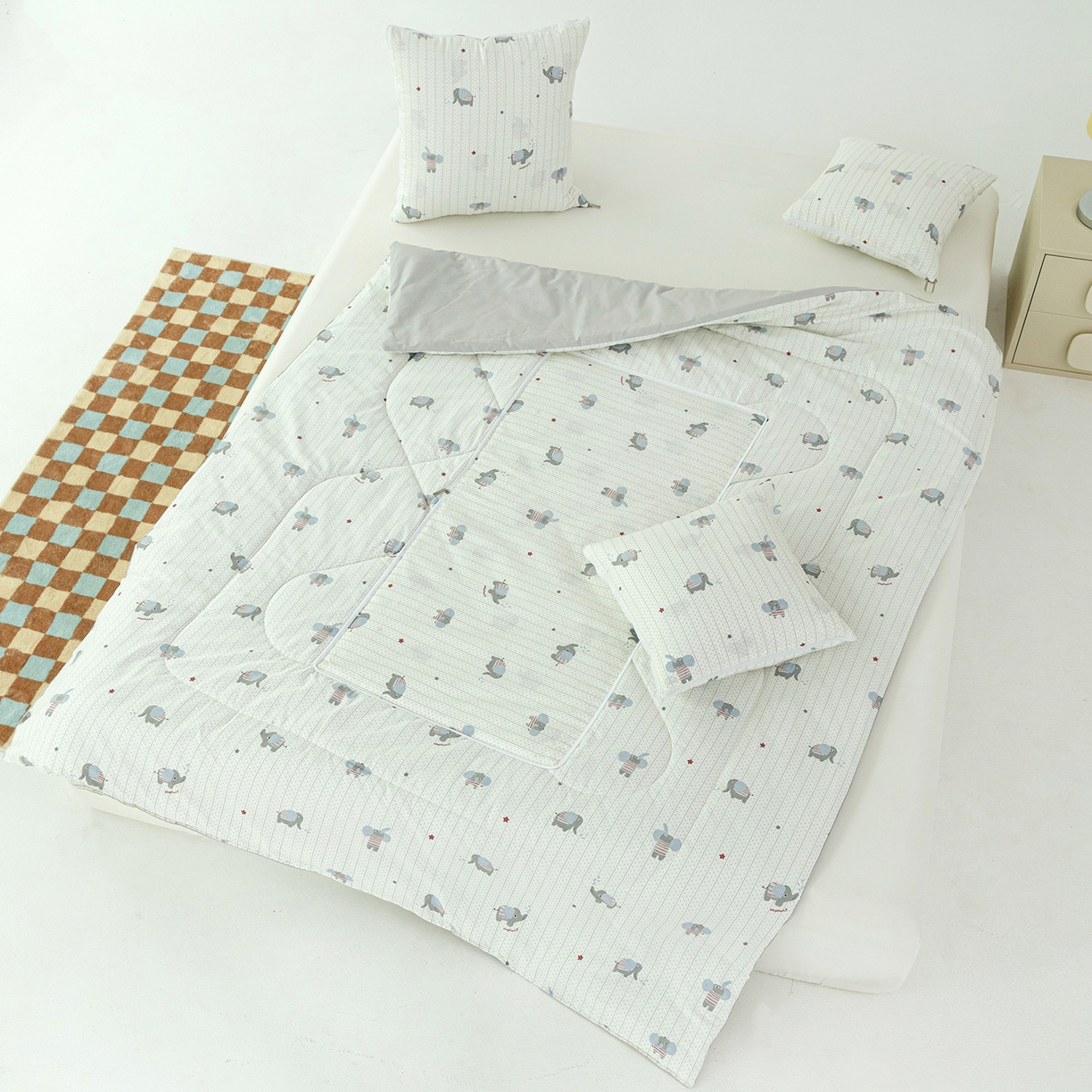 91家纺网 家纺一手货源 找家纺 番茄+ 2025新款13370全棉印花卡通抱枕被 条纹小象