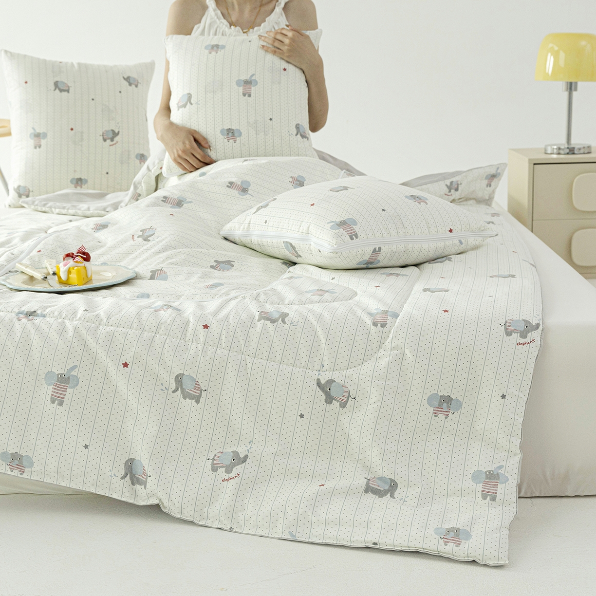 91家纺网 家纺一手货源 找家纺 番茄+ 2025新款13370全棉印花卡通抱枕被 条纹小象