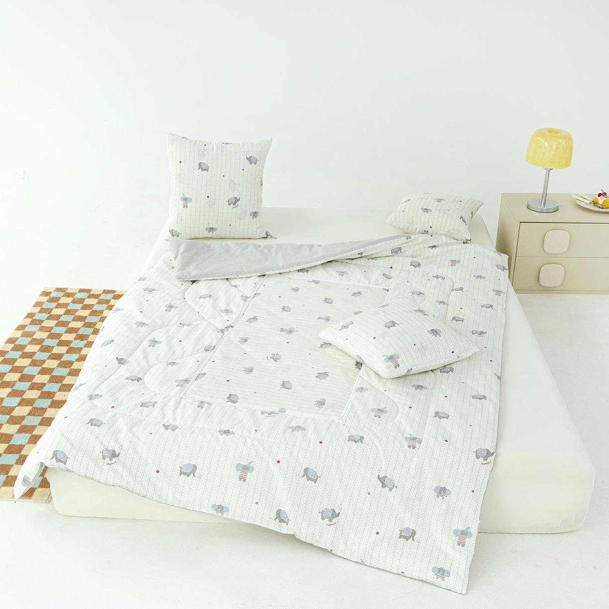 91家纺网 家纺一手货源 找家纺 番茄+ 2025新款13370全棉印花卡通抱枕被 条纹小象