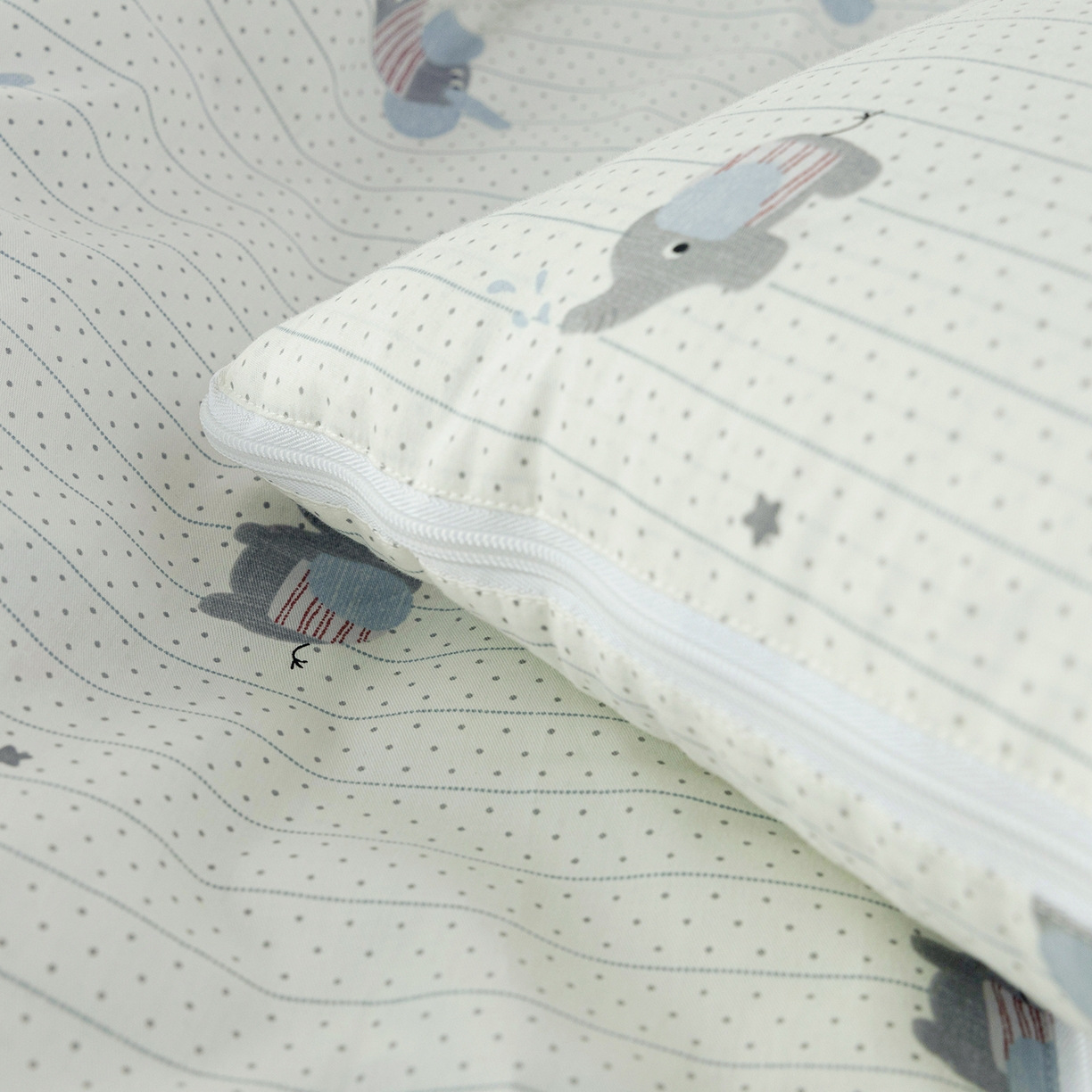 91家纺网 家纺一手货源 找家纺 番茄+ 2025新款13370全棉印花卡通抱枕被 条纹小象