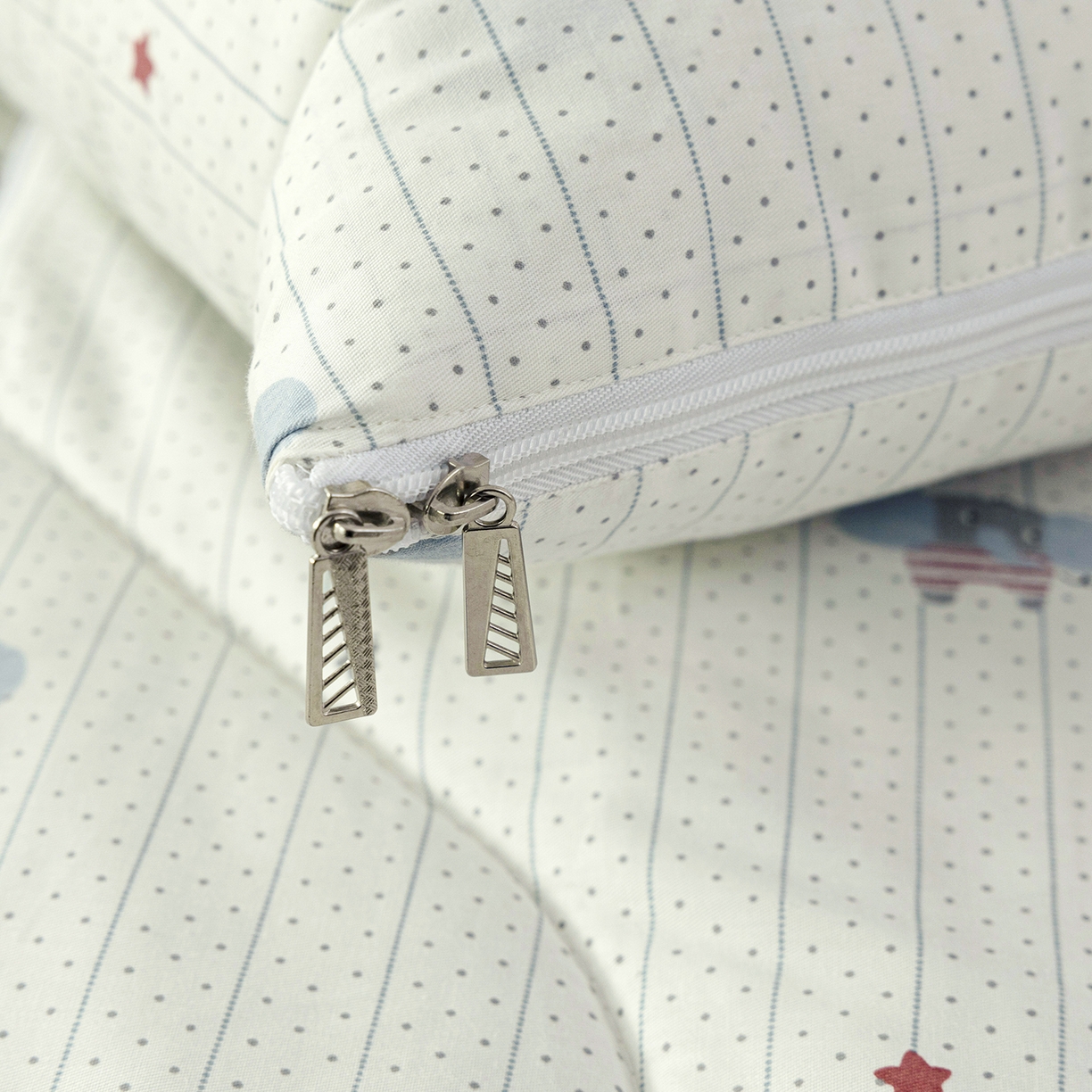 91家纺网 家纺一手货源 找家纺 番茄+ 2025新款13370全棉印花卡通抱枕被 条纹小象