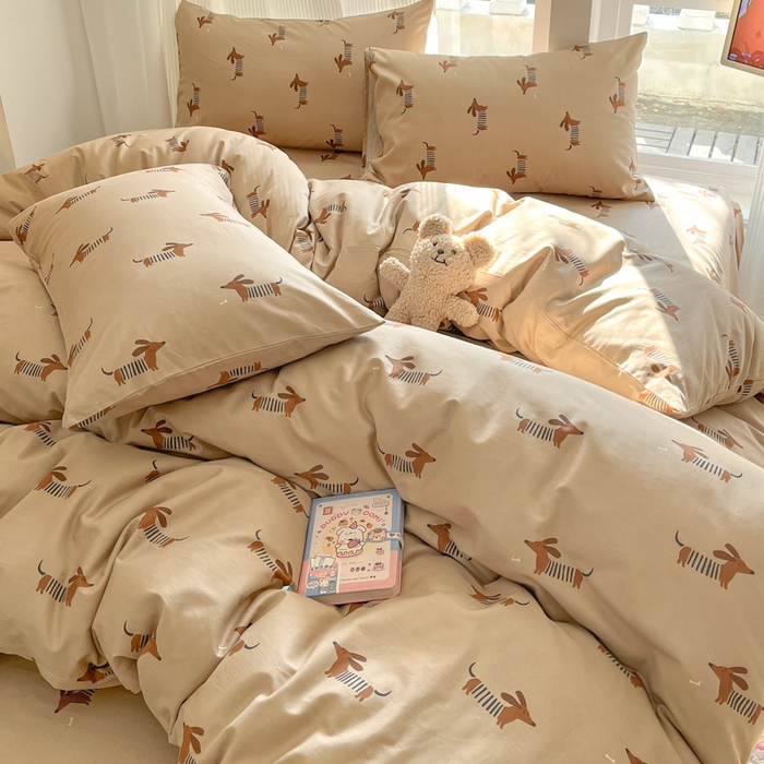 91家纺网 家纺一手货源 找家纺 吉象家纺 2025新款亲肤舒适全棉纯棉小清新卡通系列四件套 面包腊肠狗