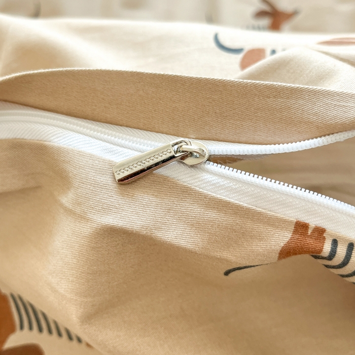 91家纺网 家纺一手货源 找家纺 吉象家纺 2025新款亲肤舒适全棉纯棉小清新卡通系列四件套 面包腊肠狗