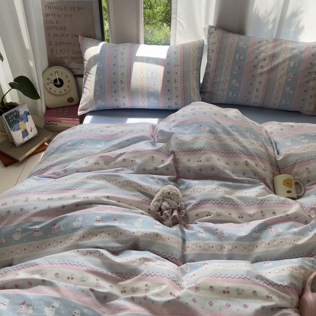 91家纺网 家纺一手货源 找家纺 吉象家纺 2025新款亲肤舒适全棉纯棉小清新卡通系列四件套 小狗笔记