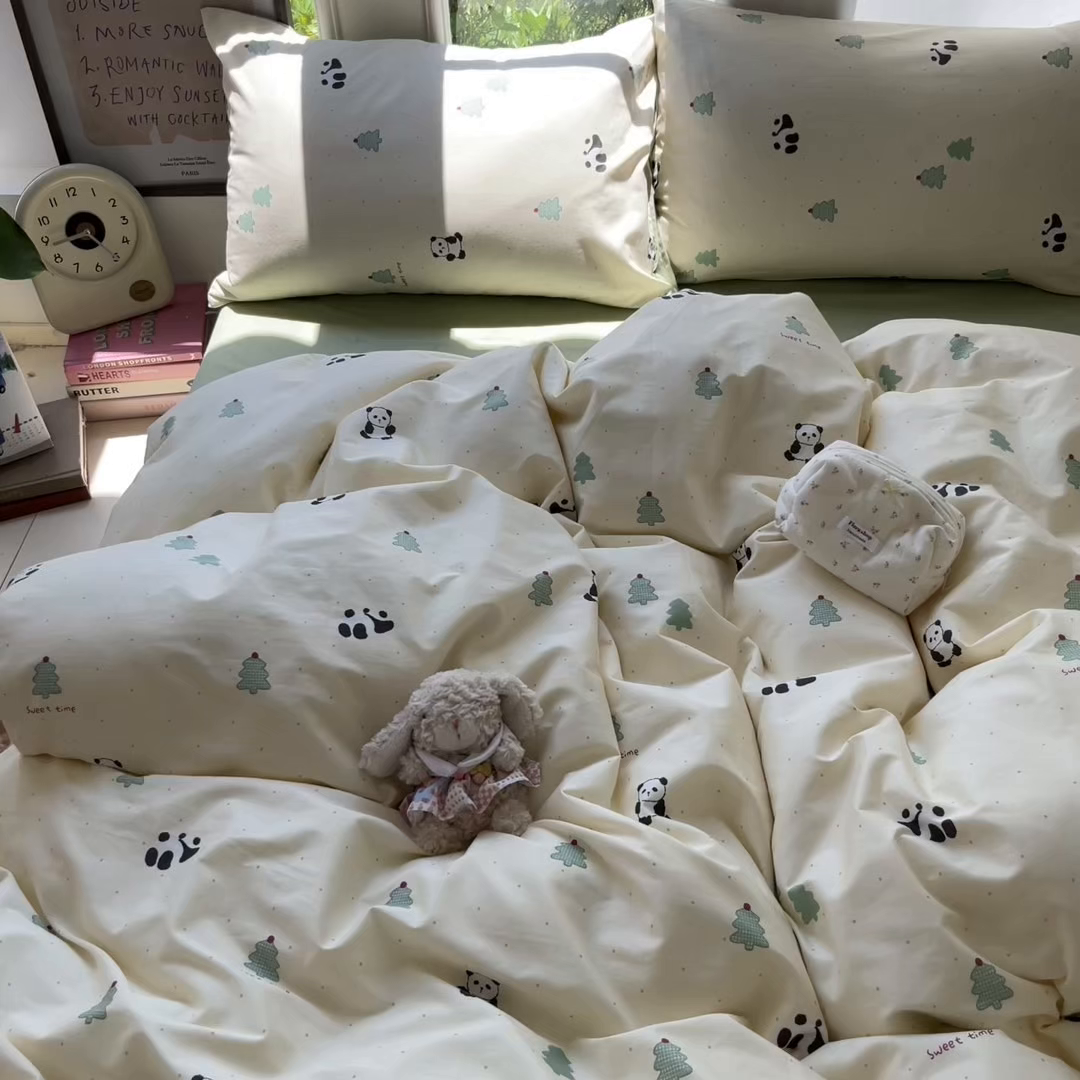 91家纺网 家纺一手货源 找家纺 吉象家纺 2025新款亲肤舒适全棉纯棉小清新卡通系列四件套 熊猫森林