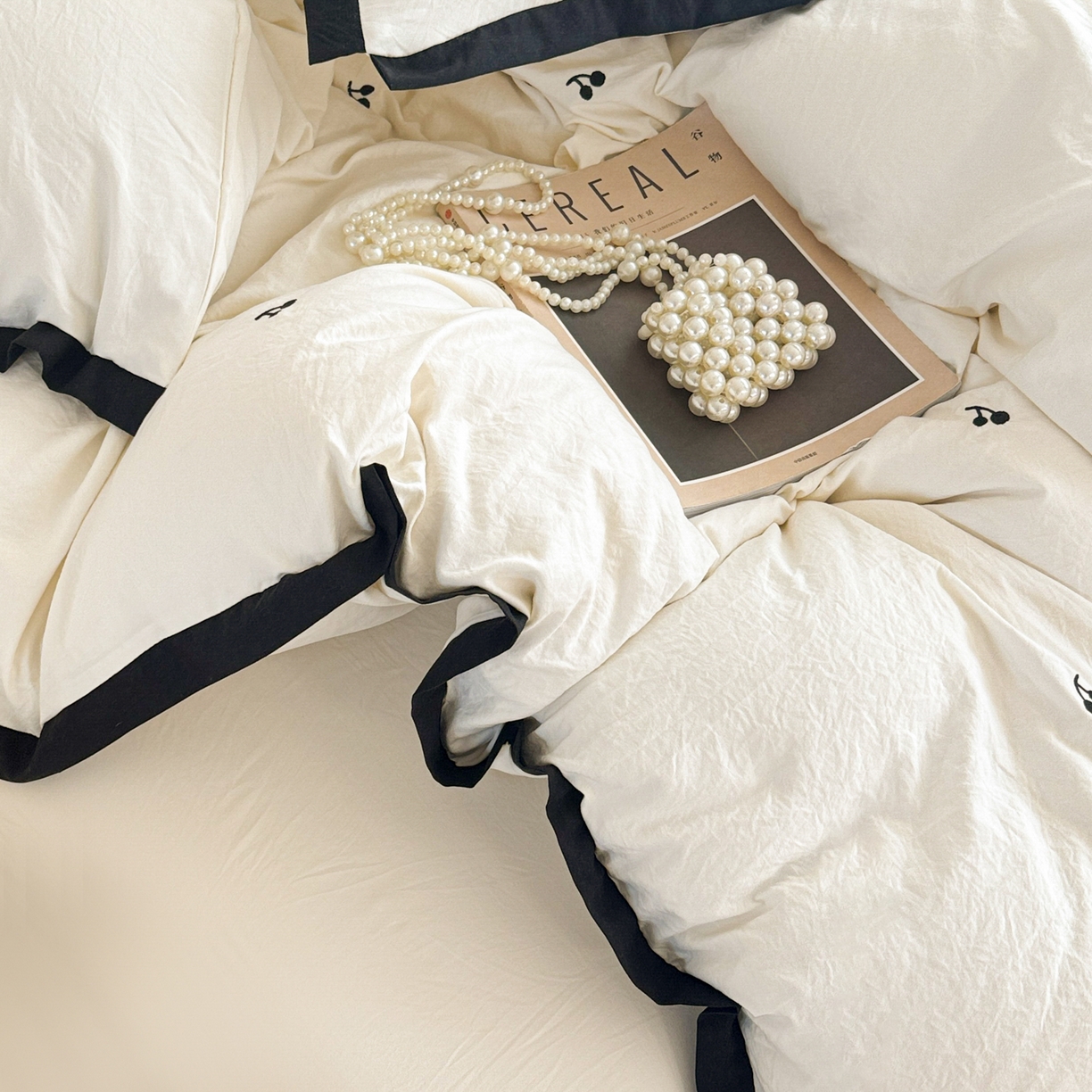 91家纺网 家纺一手货源 找家纺 米可 2025新款云朵棉刺绣花边款四件套 樱桃-白